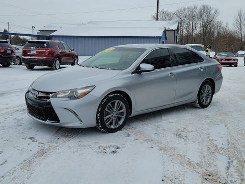 Used 2015 Toyota Camry SE image 2