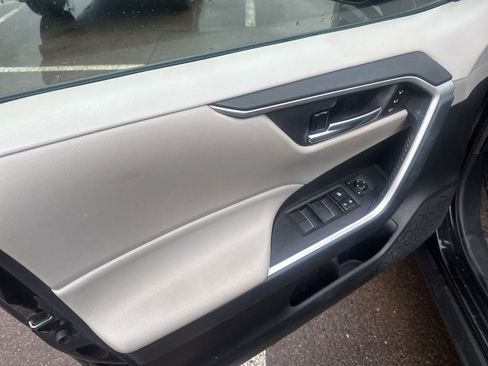 Used 2020 Toyota RAV4 XLE Premium image 27