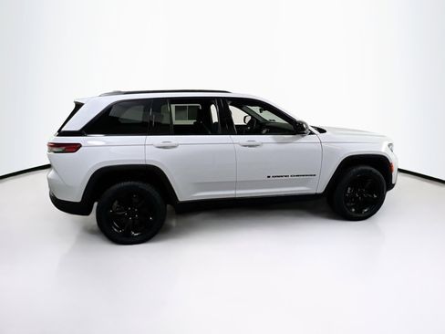 Used 2023 Jeep Grand Cherokee Altitude AWD/4WD image 4