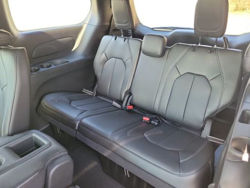 New 2026 Chrysler Pacifica Select FWD image 25