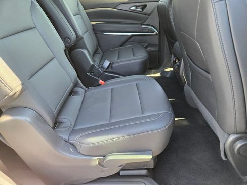 Used 2025 Chevrolet Traverse LT FWD image 15