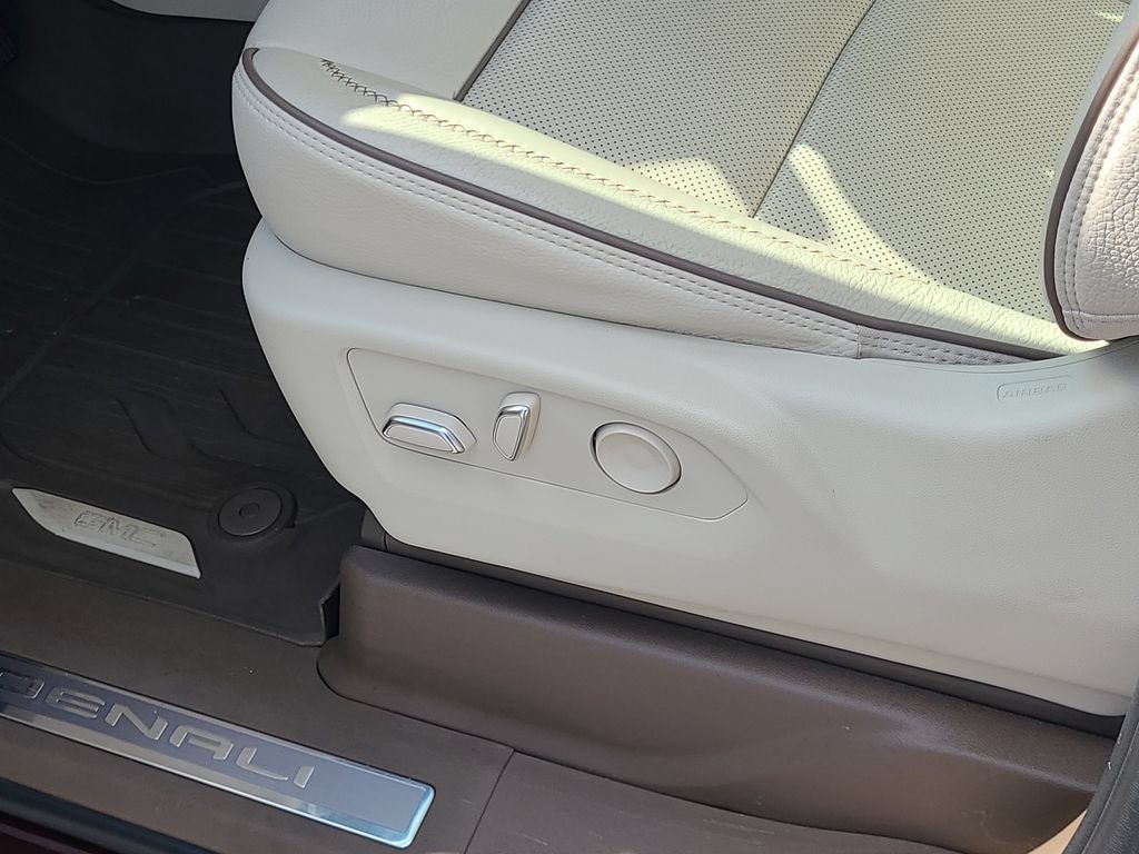 Used 2023 GMC Yukon Denali AWD/4WD image 16