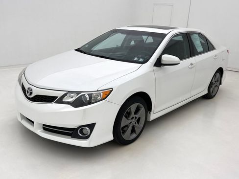 Used 2014 Toyota Camry SE w/ Leather Package image 4