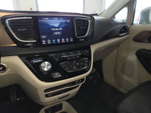 Used 2019 Chrysler Pacifica Touring-L Plus FWD image 34