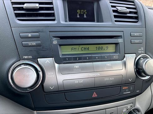 Used 2012 Toyota Highlander SE w/ Tow Pkg image 26