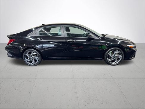 Used 2025 Hyundai Elantra SEL FWD image 8