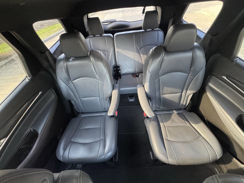 Used 2023 Buick Enclave Essence image 18