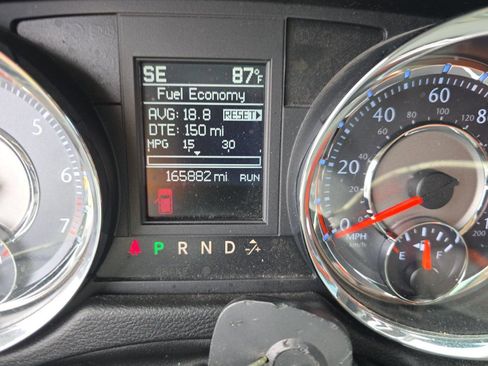 Used 2013 Chrysler Town & Country Touring FWD image 13