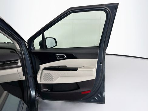 Used 2024 Kia Carnival EX FWD image 34
