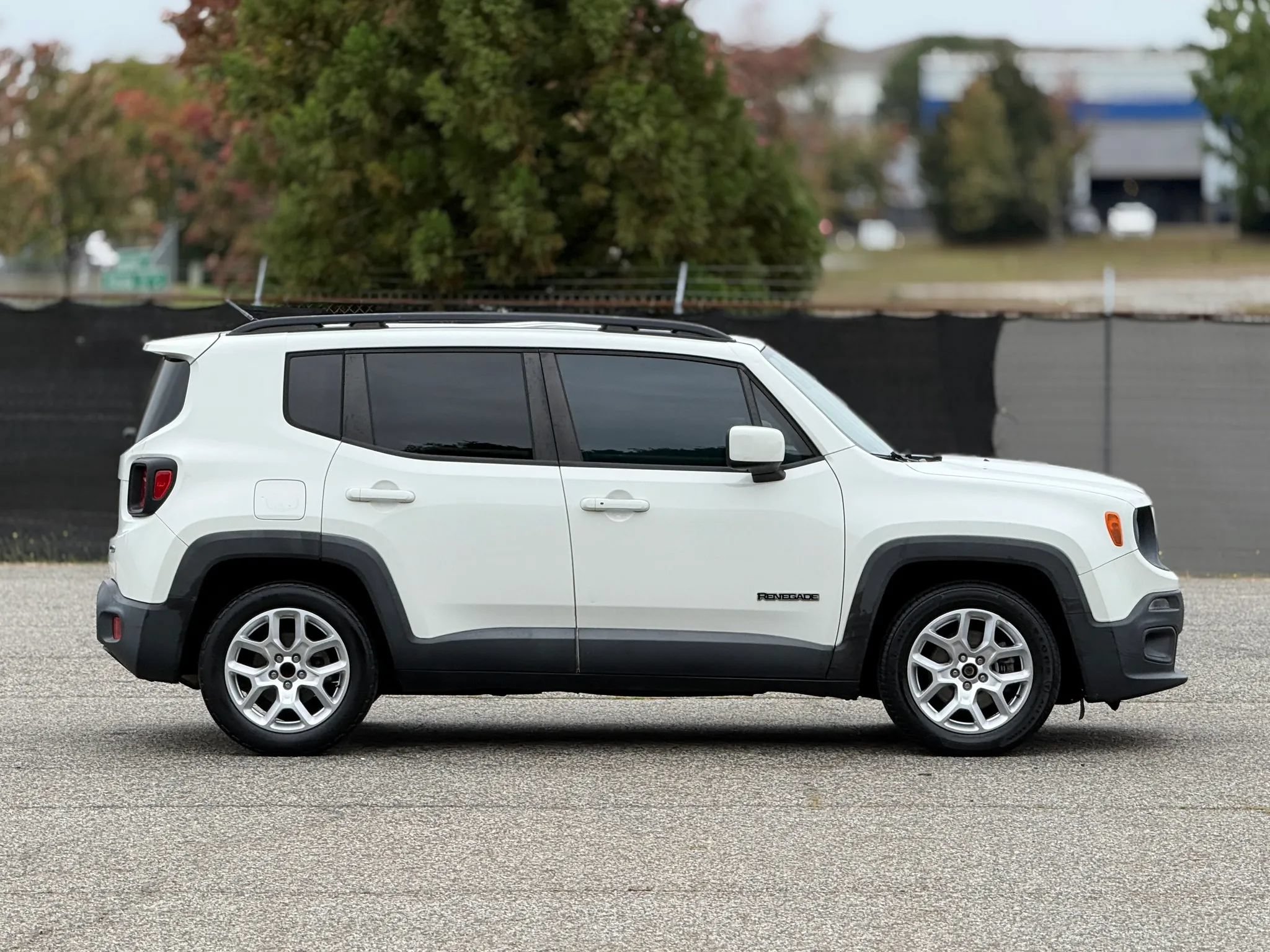 Used 2017 Jeep Renegade Latitude FWD image 7
