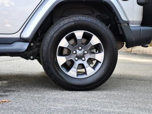 Used 2019 Jeep Wrangler Unlimited Sahara AWD/4WD image 11