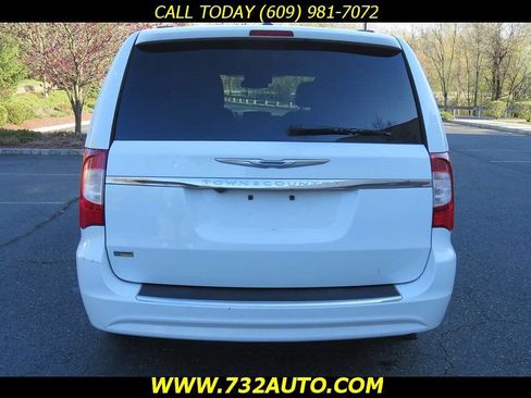 Used 2014 Chrysler Town & Country Touring FWD image 8
