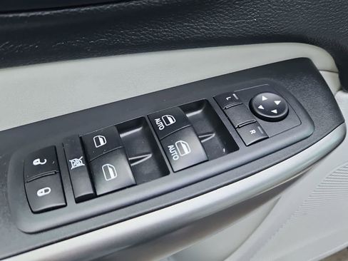 Used 2019 Jeep Cherokee Limited w/ Technology Group AWD/4WD image 17