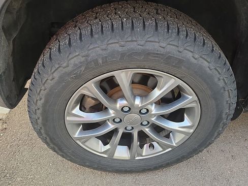 Used 2021 Jeep Cherokee Latitude Lux w/ Mopar Interior Package image 5