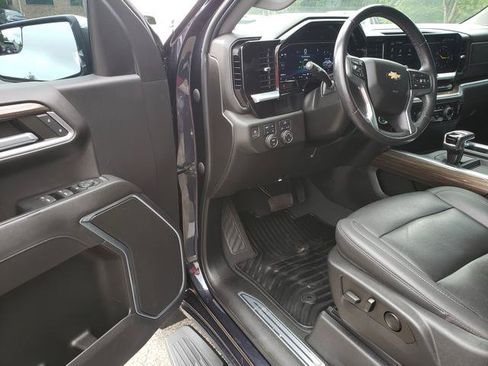 Used 2022 Chevrolet Silverado 1500 LT w/ Z71 Off-Road Package AWD/4WD image 11