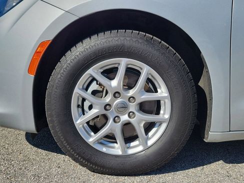 Used 2022 Chrysler Voyager LX FWD image 6
