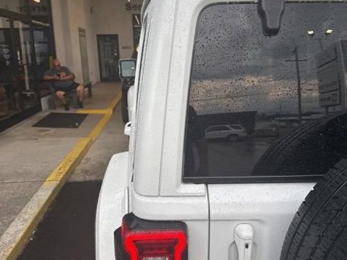 Used 2021 Jeep Wrangler Unlimited Sahara AWD/4WD image 16