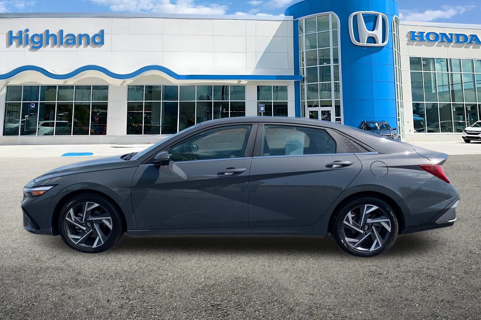 Used 2024 Hyundai Elantra Limited FWD image 2