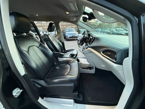 Used 2021 Chrysler Pacifica Touring-L image 20