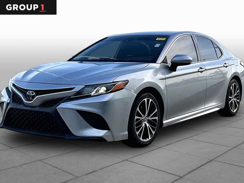 Used 2020 Toyota Camry SE FWD image 1