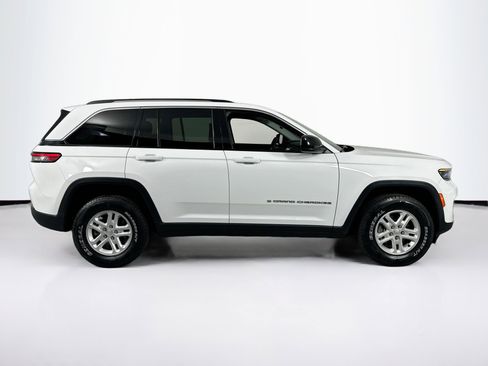 Used 2023 Jeep Grand Cherokee Laredo image 4