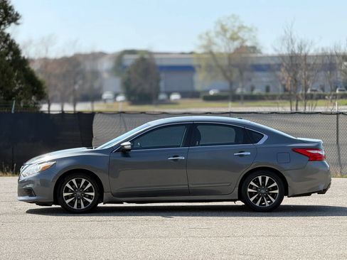 Used 2017 Nissan Altima 2.5 SL w/ Moonroof Package image 5