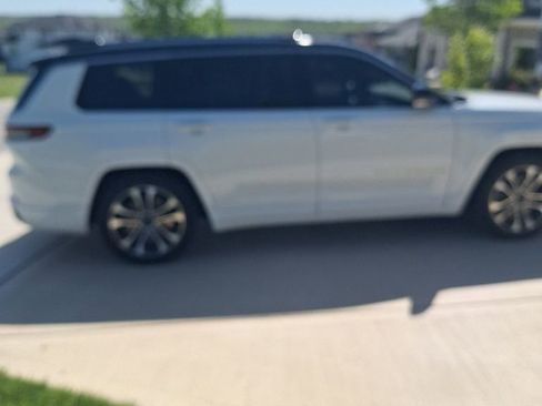 Used 2022 Jeep Grand Cherokee L Overland w/ Luxury Tech Group IV AWD/4WD image 3