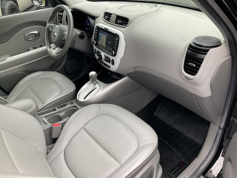 Used 2018 Kia Soul EV + w/ Sun & Fun Package image 26