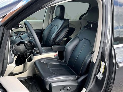 Used 2023 Chrysler Pacifica Touring-L image 24