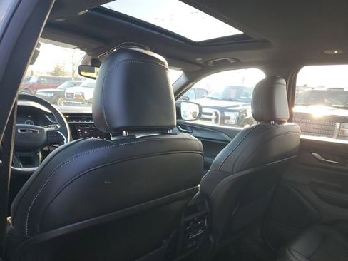 Used 2024 Jeep Grand Cherokee Altitude image 11