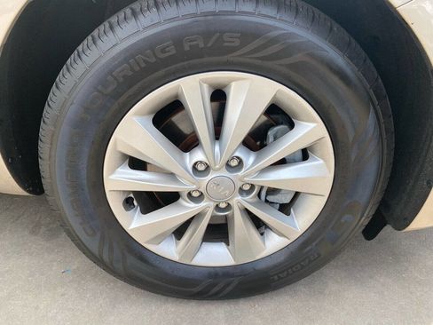 Used 2017 Kia Sedona LX w/ LX Essentials Premium Package image 6