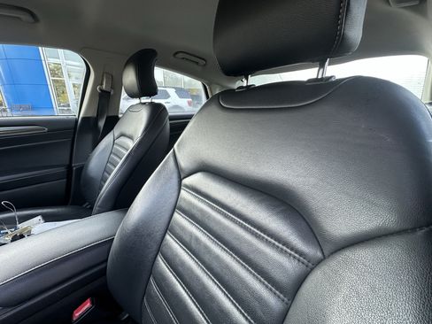 Used 2017 Ford Fusion SE w/ Fusion SE Technology Package FWD image 10