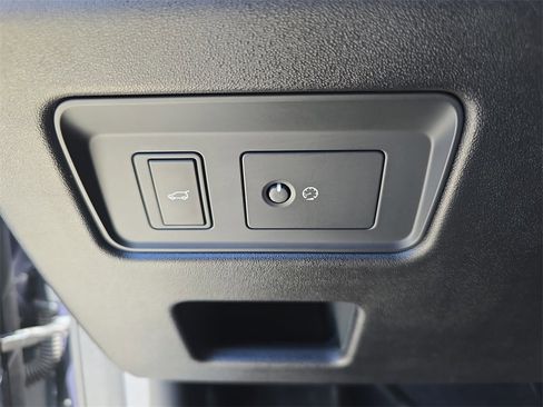 Certified 2025 Land Rover Discovery S image 28