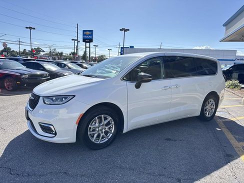 Used 2024 Chrysler Pacifica Touring-L FWD image 4