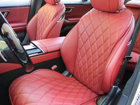 Used 2025 Mercedes-Benz S 580 4MATIC Sedan w/ AMG Line Package image 11