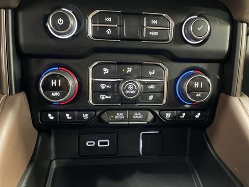 Used 2024 Chevrolet Suburban High Country w/ Advanced Technology Package image 19