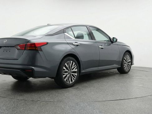 Used 2025 Nissan Altima 2.5 SV FWD image 9