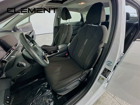 Used 2025 Hyundai Elantra SEL image 30