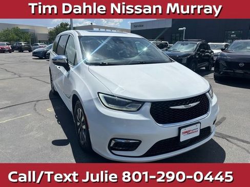 Used 2023 Chrysler Pacifica Limited FWD image 3