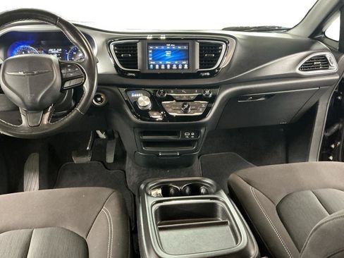 Used 2020 Chrysler Pacifica Touring w/ S Appearance Package FWD image 4