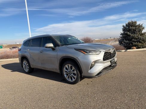 Used 2022 Toyota Highlander Limited image 3