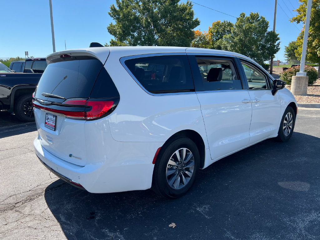 Used 2024 Chrysler Pacifica Limited FWD image 7