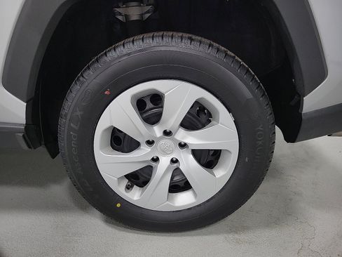 Used 2024 Toyota RAV4 LE AWD/4WD image 8