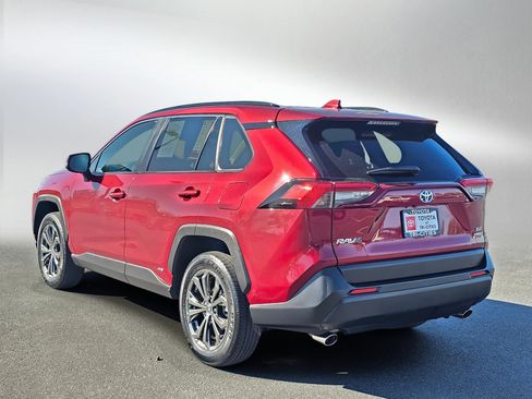 Used 2022 Toyota RAV4 XLE Premium image 3