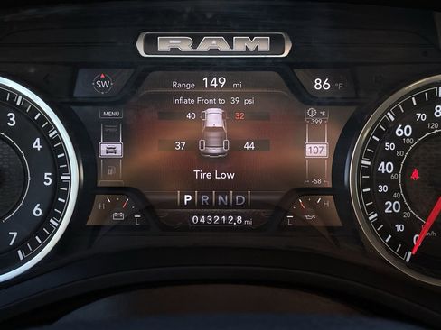 Used 2024 RAM 1500 Laramie image 15