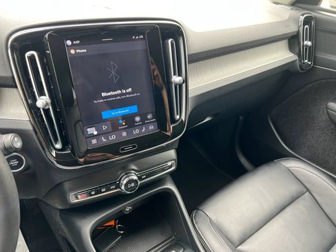 Used 2023 Volvo XC40 B4 Core FWD image 19