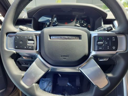 Certified 2025 Land Rover Discovery S image 18