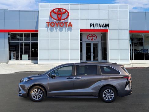 Used 2024 Toyota Sienna XLE image 8