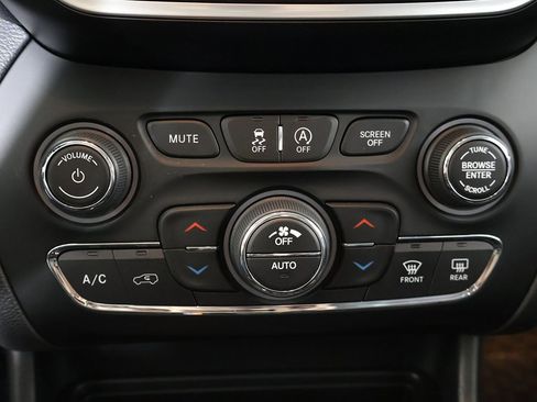 Used 2019 Jeep Cherokee Trailhawk w/ Cold Weather Group image 47