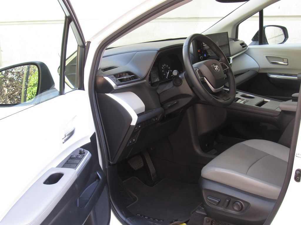 Used 2025 Toyota Sienna XLE FWD image 10